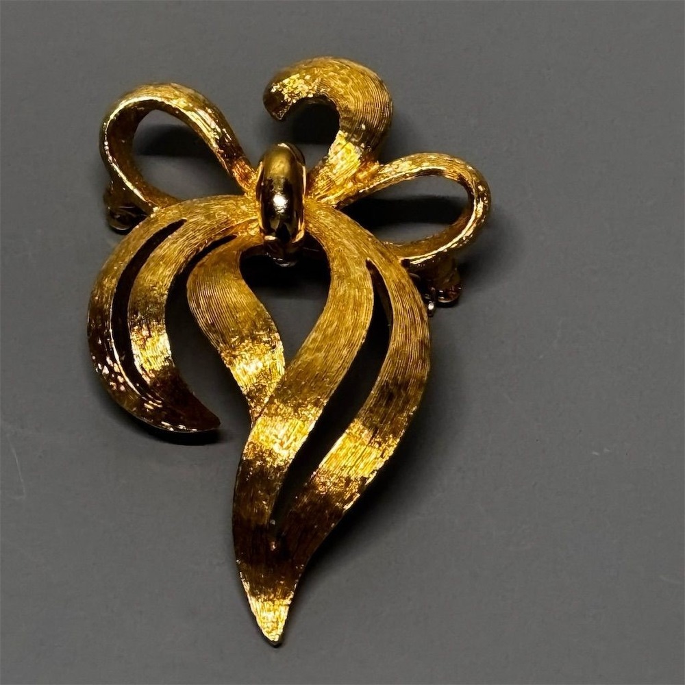 Monet Brooch Gold‎ Tone Ribbon Bow Textured Signed Vintage Elegant Costume - Picture 3 of 9